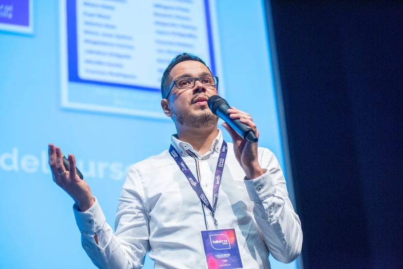 Carlos Hoyos hablando frente al público